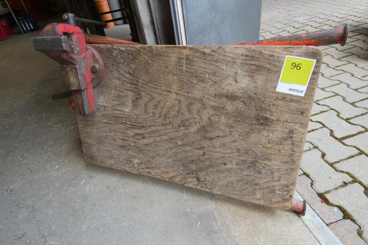 Werkbank mit Schraubstock, klappbar Maße in cm ca.: 82 x 50 x 80